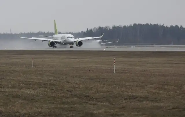 Самолету авиакомпании «airBaltic», вылетевшему в Мюнхен, из-за бури пришлось вернуться в Ригу