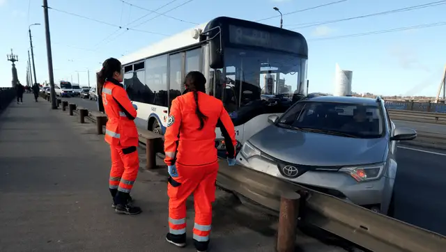 На Каменном мосту возникла пробка из-за аварии