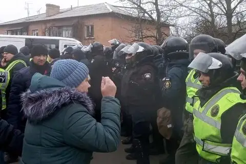 «В автобусы с эвакуированными семьями и детьми летели камни»: как Украина встречала своих сограждан из Китая