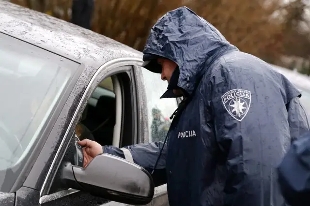 Prokuratūra piemēro sabiedrisko darbu pensionārei par kukuļa piedāvāšanu policijai