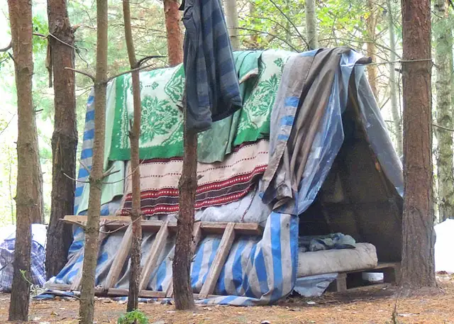 «В приюте можно заразиться вшами»: супружеская пара уже 3 года живет в палатке (ВИДЕО)