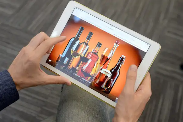 Saeima konceptuāli lems par aizliegumu medijos reklamēt alkoholisko dzērienu cenas un atlaides