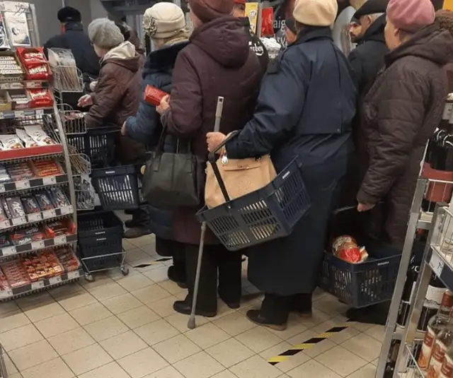 Пенсионеры не могут понять, как это — держать дистанцию два метра: одно наблюдение