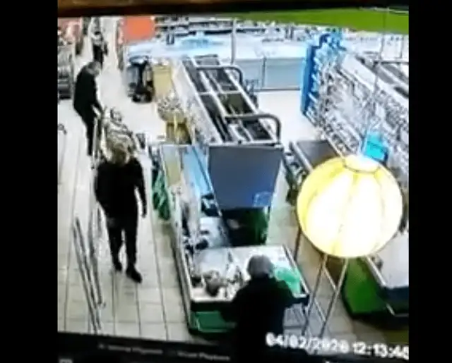 Не соблюла дистанцию 2 метра: в Озолниеки мужчина сбил с ног пенсионерку в магазине (видео)