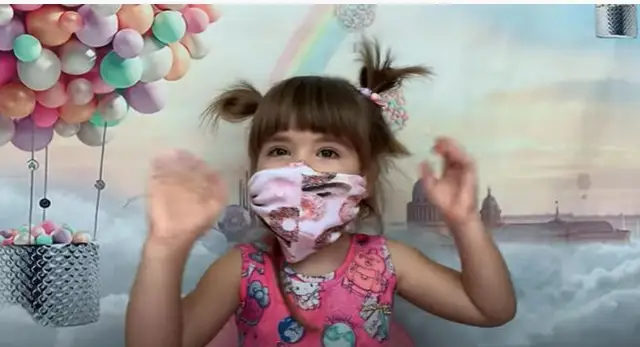 Двухлетняя Кейла из Латвии стала звездой Youtube в Дубае