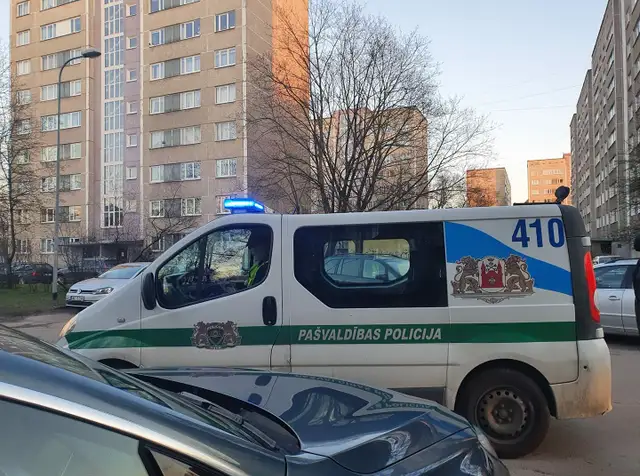 Вышли покурить у подъезда: штраф 100 евро с каждого. «Хочу, чтобы моя бабушка жила», — усмехнулся полицейский
