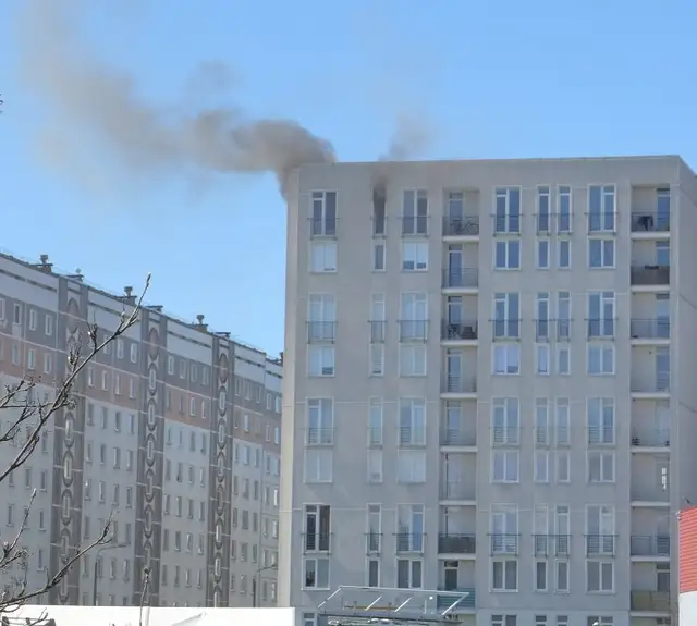 Pļavniekos ugunsgrēka dēļ no daudzstāvu dzīvojamās mājas evakuēti 30 cilvēki