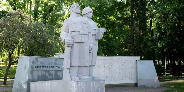Поляки Велюни спасли памятник советско-польскому боевому братству от уничтожения