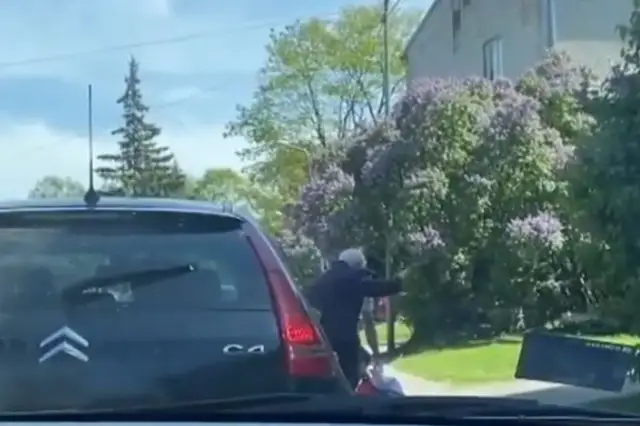 Латвийцев тронуло видео, на котором молодой мужчина помог пенсионерке