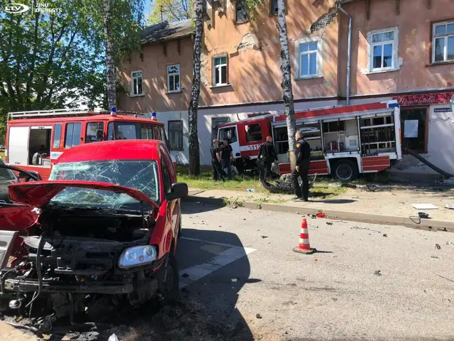 Горели холодильник, пол и стена: пожарная машина, ехавшая на вызов, врезалась в стену дома (видео)