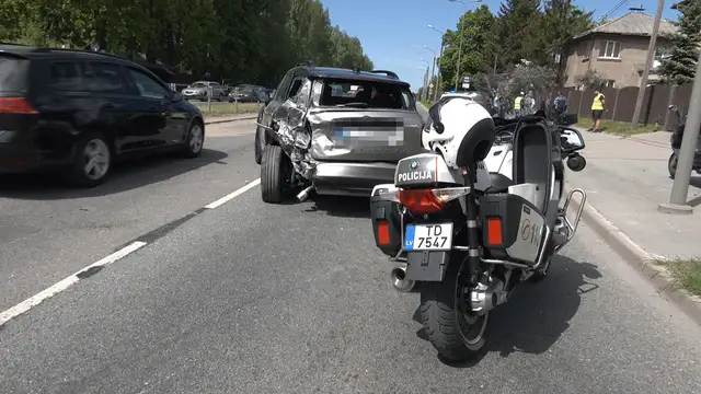 Каждому авто по видеорегистратору: латвийцев призывают бороться с безумными ездунами на наших дорогах