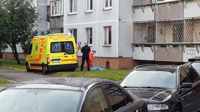 Жуть. У многоэтажного дома на улице Салнас в Плявниеках найден труп человека (видео)