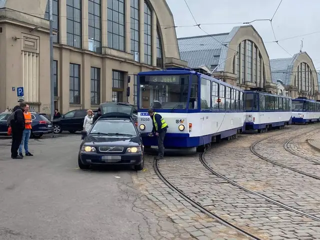 ДТП у Центрального рынка: трамвай из Кенгарагса столкнулся с автомобилем Volvo