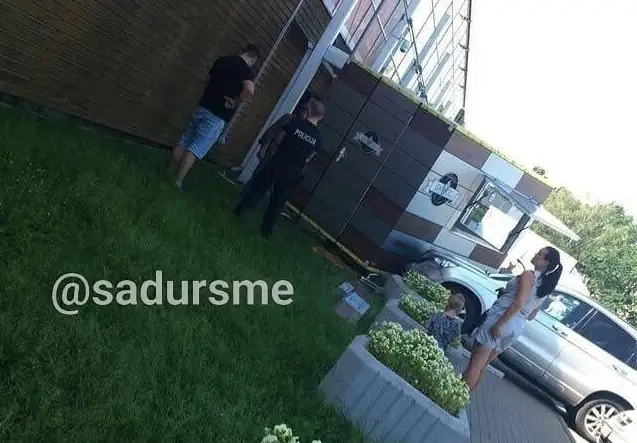 В Бауске в торговый вагончик с мясом врезался автомобиль