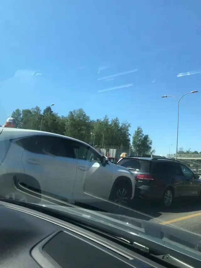 Uz Jūrmalas šosejas notikusi neliela trīs automašīnu sadursme