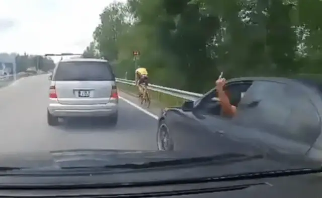 Агрессивный водитель BMW взорвал латвийские соцсети своей наглостью и получил заслуженное наказание