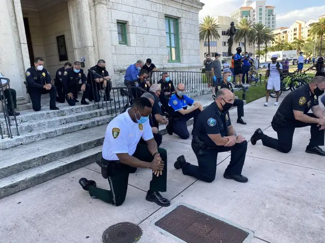 Трампа спрятали в бункере: полицейские начинают поддерживать протестующих (ВИДЕО)