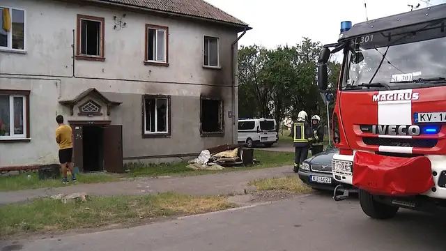 В последнюю минуту: в Каугури из огня пожарные спасли ребенка и старушку