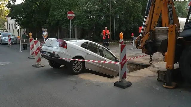 Жительница Агенскалнса провалилась с машиной в яму. Подробности происшествия