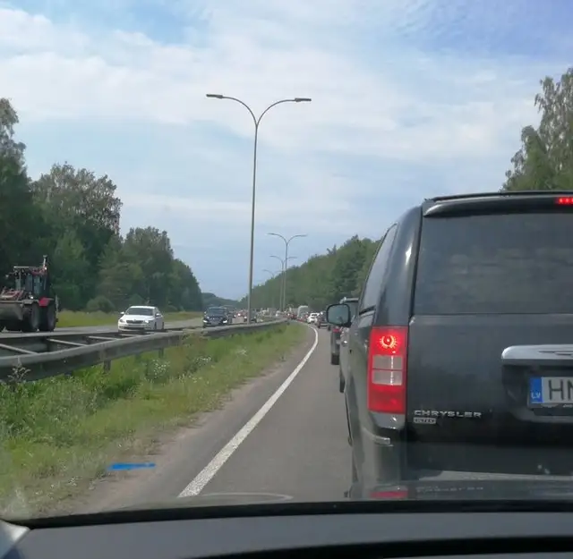 На Юрмальском шоссе гигантская пробка: ремонт и авария усугубили ситуацию