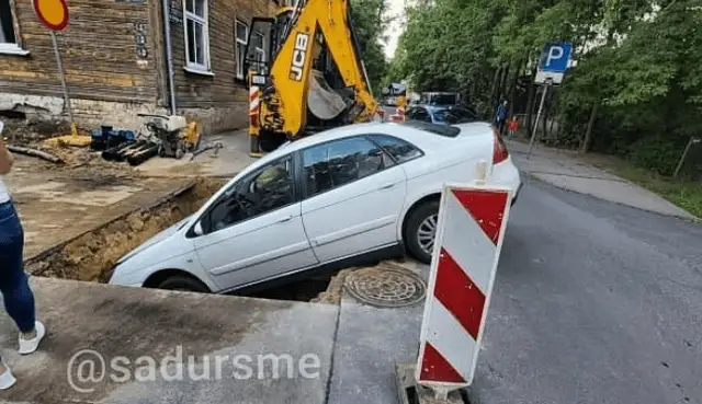 Это провал: на сей раз водителя. Очередная машина в рижской яме