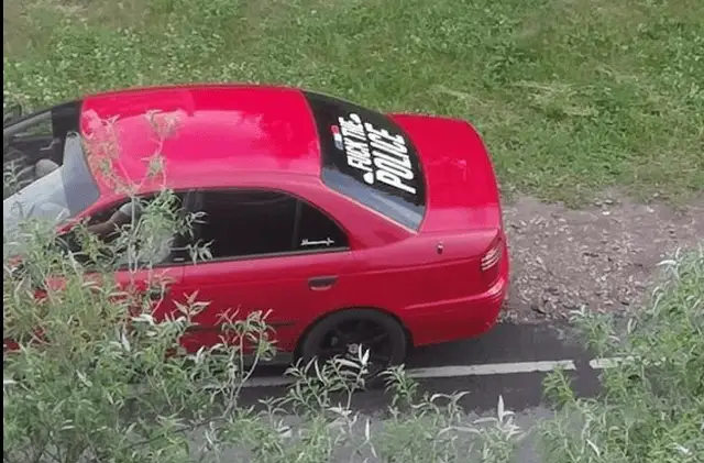 Daugavpilī šoferim noformē protokolu par automašīnas aplīmēšanu ar policiju aizskarošu uzrakstu