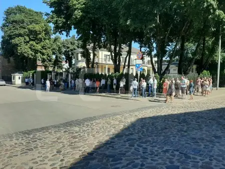 Baltkrievijas prezidenta vēlēšanu dēļ pie vēstniecības Rīgā izveidojusies rinda