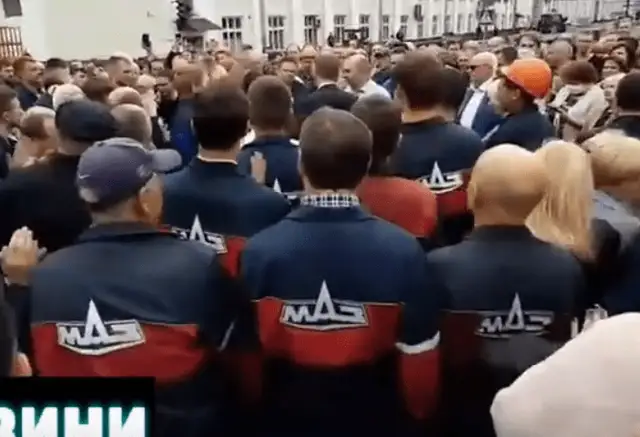 Уходи: рабочие Минского автомобильного завода скандируют на забастовке (ВИДЕО)