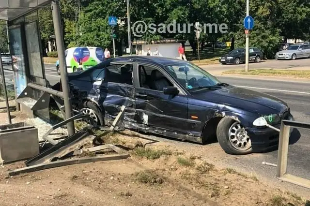 BMW снёс остановку общественного транспорта в Риге