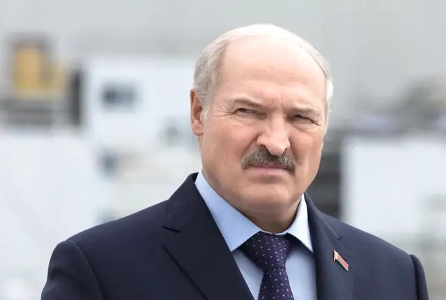 Рабочие МЗКТ перед Лукашенко кричат «Уходи» (ВИДЕО)