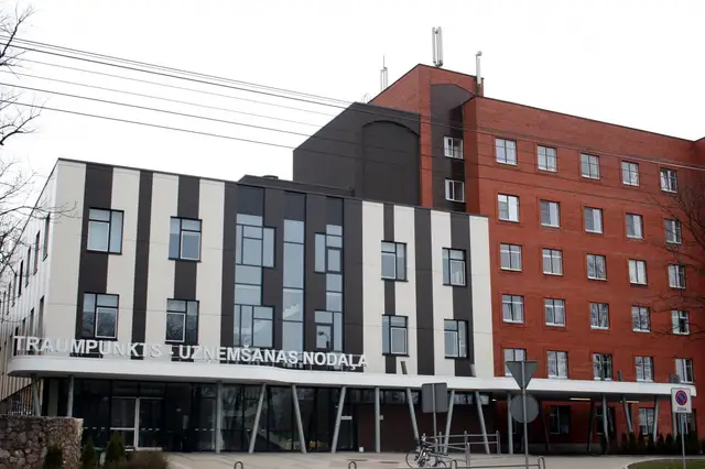 Traumatoloģijas un ortopēdijas slimnīca piedzīvo pacientu pieplūdumu slideno ielu dēļ