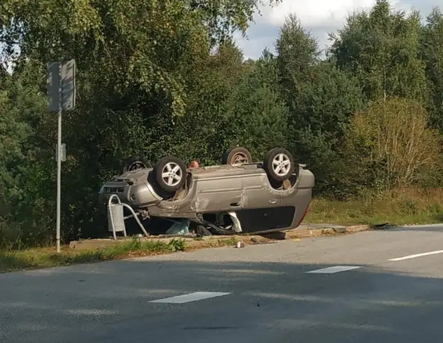 ДТП: под Екабпилсом джип перевернулся и приземлился на крышу на автобусной остановке