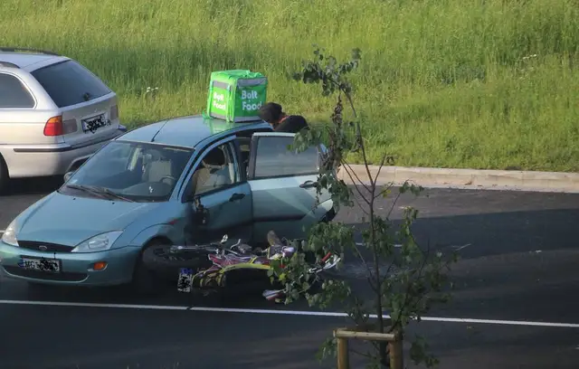 ВИДЕО: В Елгаве произошло ДТП с участием мотоцикла, пострадали молодые девушки