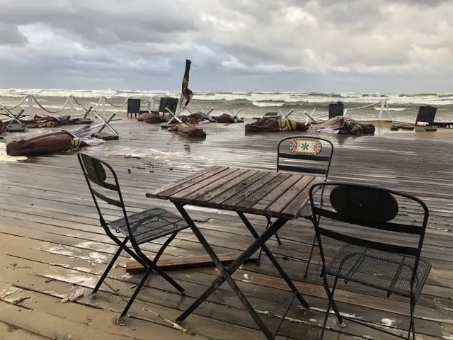 В Юрмале море обрушилось на берег, безжалостно расправляясь с летними кафе на пляже (фото)