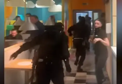 Жёсткие задержания в пиццерии: в Минске продолжается противостояние протестующих и силовиков (ВИДЕО)