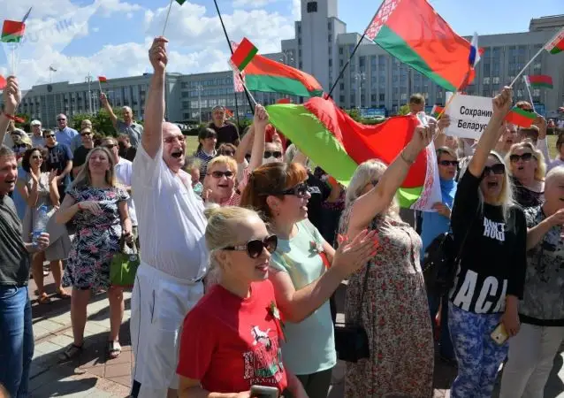 «Белоруссия может расколоться на тех, кто за Россию, и тех, кто за Европу. Этого нельзя допустить»: белорусский бизнесмен