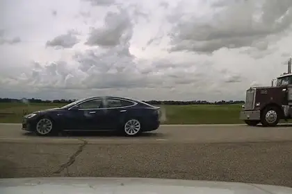 Tesla со спящим водителем попыталась «сбежать» от полиции