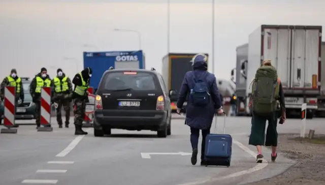 Covid-19 slimnieki drīkstēs doties uz savu mītnes zemi ar savu privāto automašīnu vai specializēto transportlīdzekli