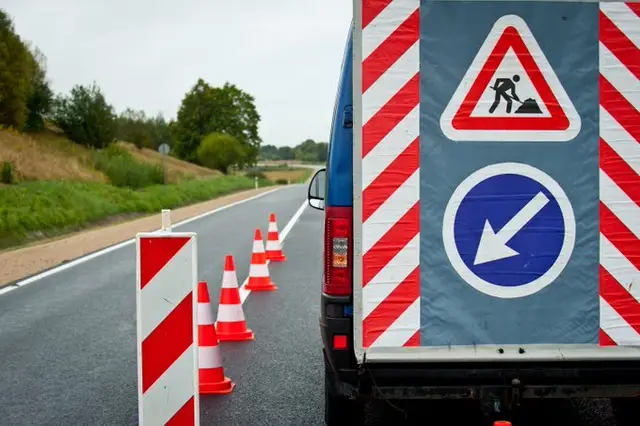 Lai izveidotu piebraukšanu veikalam, Rīgā pārbūvē Lielirbes un Ulmaņa gatves krustojumu