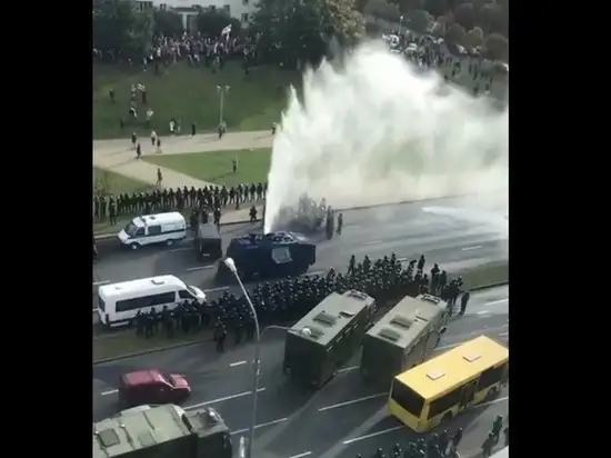 В Минске сломался водомет, которым разгоняли протестующих: стал поливать самих омоновцев (ВИДЕО)