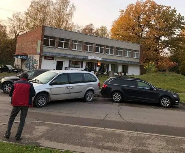 Про ручник не забываем: на Югле машина без водителя проехалась по другим авто (ФОТО)
