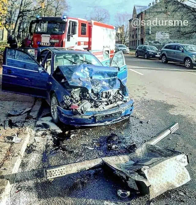 На улице Лаздонас произошла «пьяная» авария: перед автомобиля «в хлам»