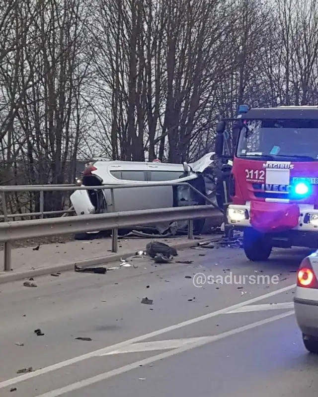 ДТП в Екабпилсе: легковой автомобиль вылетел на пешеходную зону