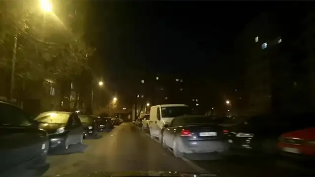 Парковка в три ряда, а где же ездить? Автомобилисты в шоке, полиция предлагает штрафовать