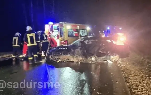Неудачный обгон на шоссе Айзкраукле-Яунелгава: два автомобиля вдребезги