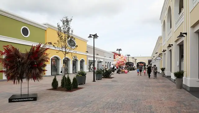 Ļaudis nesaprašanā – kādēļ ārkārtējās situācijas laikā brīvdienās strādā “outlet” ciemats Piņķos?