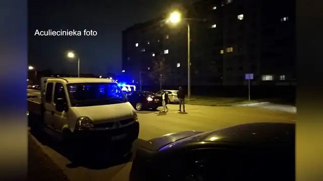 Спешили на вызов: машина полиции на улице Улброкас в Риге вызвала цепочку из четырех ДТП