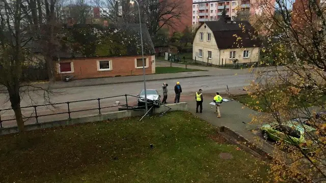 В Добеле машина BMW в результате неудачного обгона вылетела ко входу в детский сад