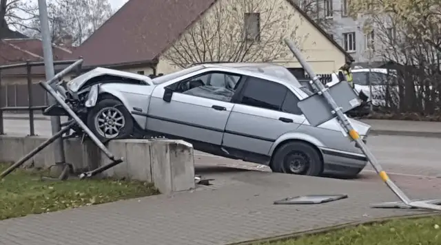 Легковушка въехала в остановку общественного транспорта в Добеле (ВИДЕО)