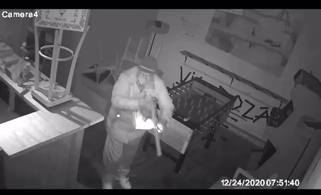 Гринч украл Рождество: неизвестный вломился в рижское кафе и разорил его